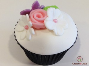 CUPCAKE DECORADO CREMA