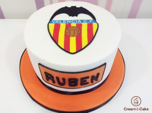 tarta para cumple decorada con escudo del valencia cf