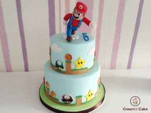 tarta decorada para cumpleaños con figura de supermario