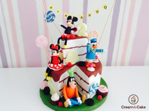 tarta cumple fondan decorada muñecos disney