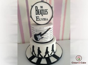 tarta aniversario decorada con tema beatles