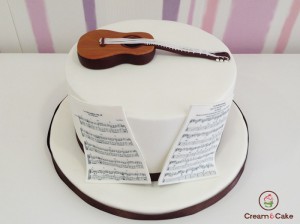 tarta cumpleaños musico con guitarra y partituras decorada con fondan